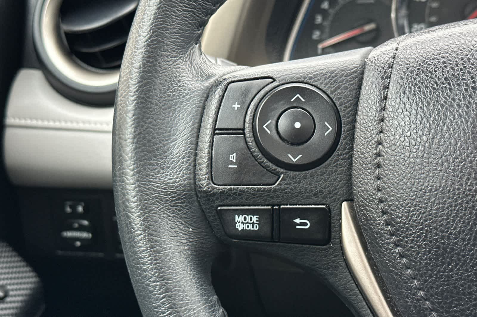 Thumbnail: 2015 Toyota RAV4 - 26