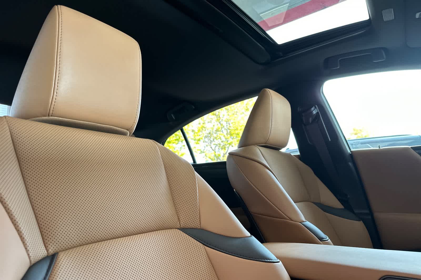 Thumbnail: 2021 Lexus ES - 17