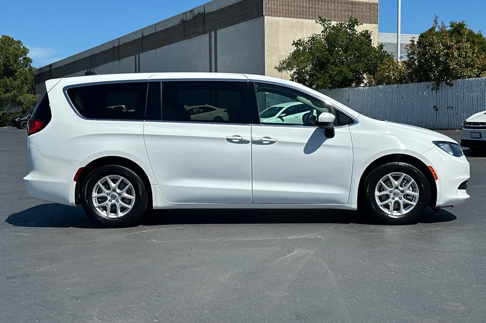 Thumbnail: 2022 Chrysler Voyager - 6