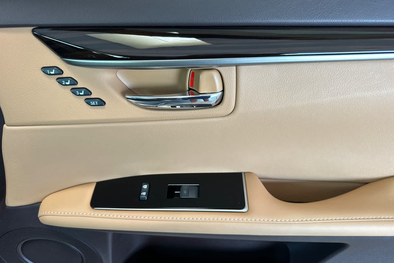 Thumbnail: 2016 Lexus ES - 18