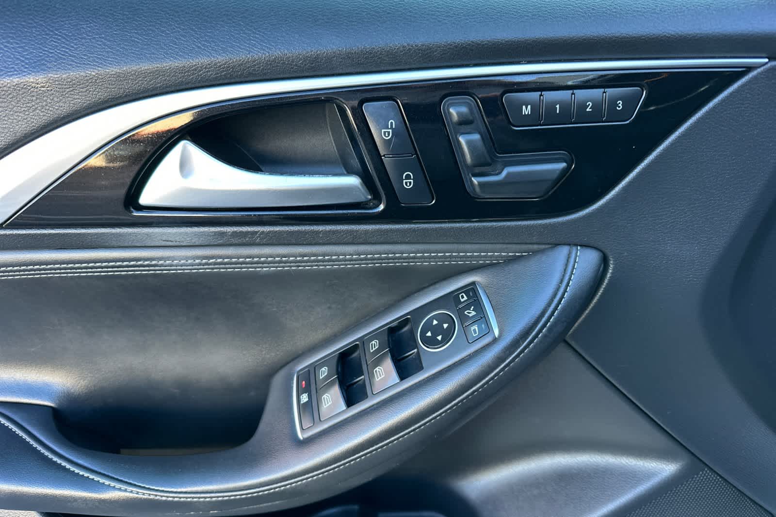 Thumbnail: 2018 INFINITI QX30 - 12