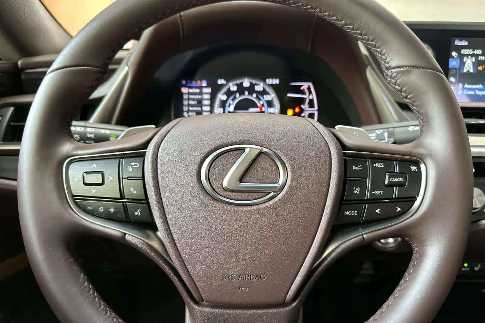 Thumbnail: 2021 Lexus ES - 24