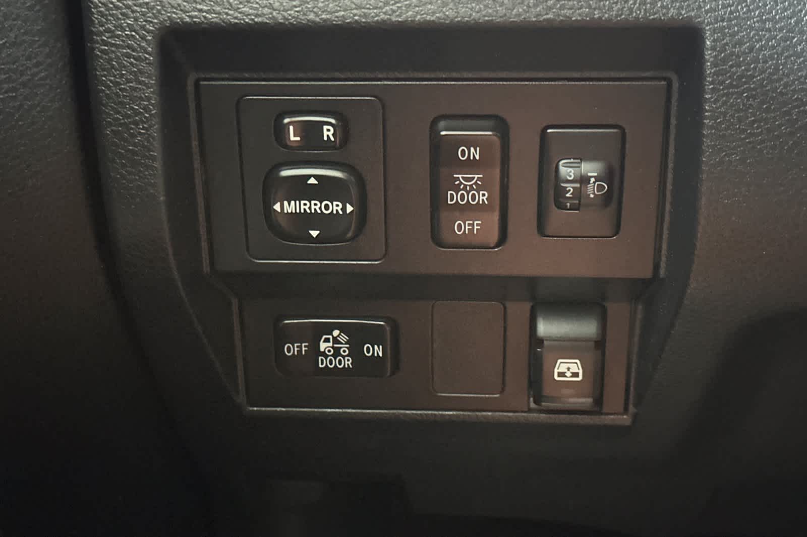 Thumbnail: 2016 Toyota Tundra - 28