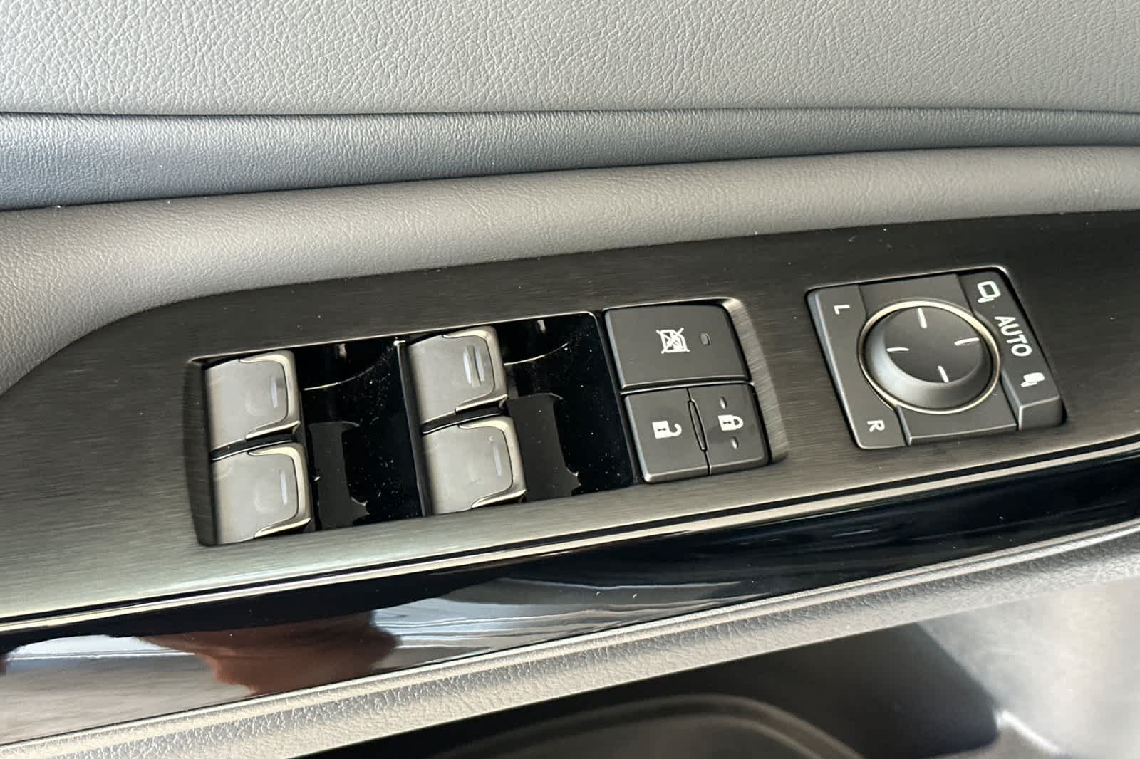 Thumbnail: 2025 Lexus ES - 13