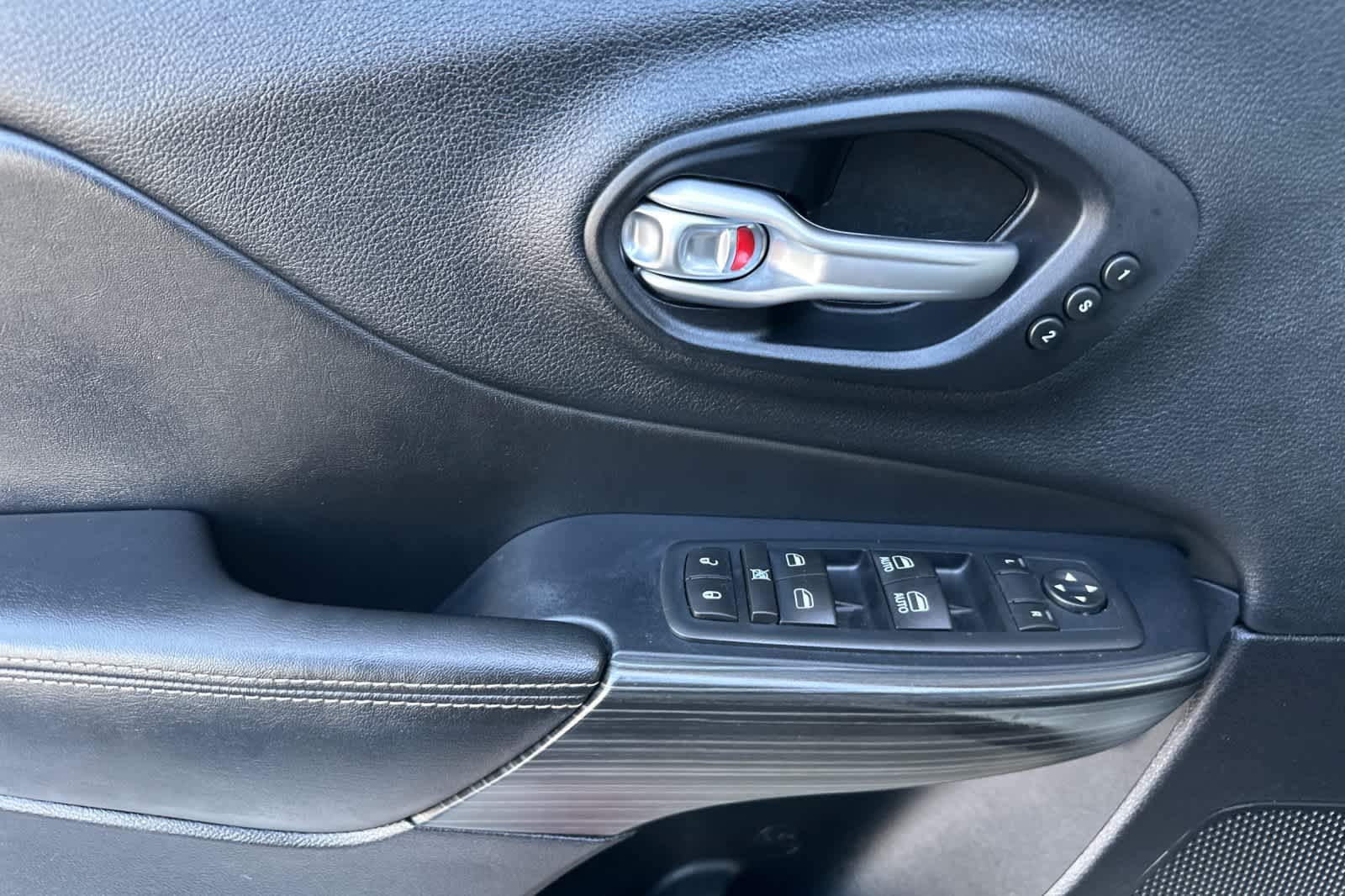Thumbnail: 2016 Jeep Cherokee - 11