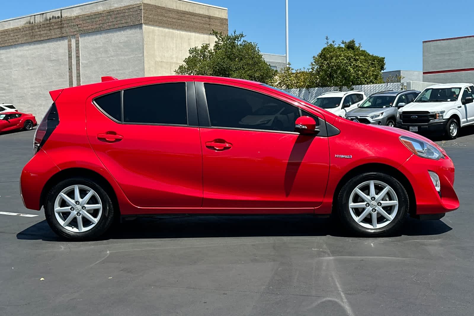 Thumbnail: 2015 Toyota Prius c - 6