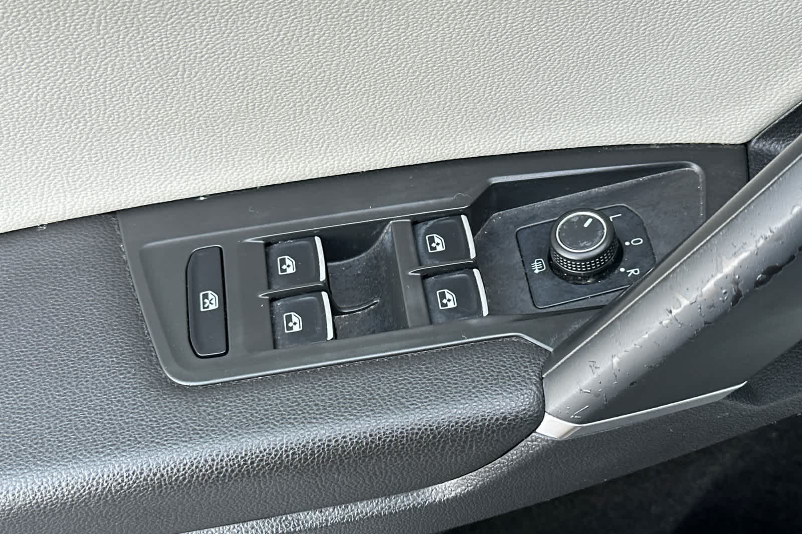 Thumbnail: 2018 Volkswagen Tiguan - 13