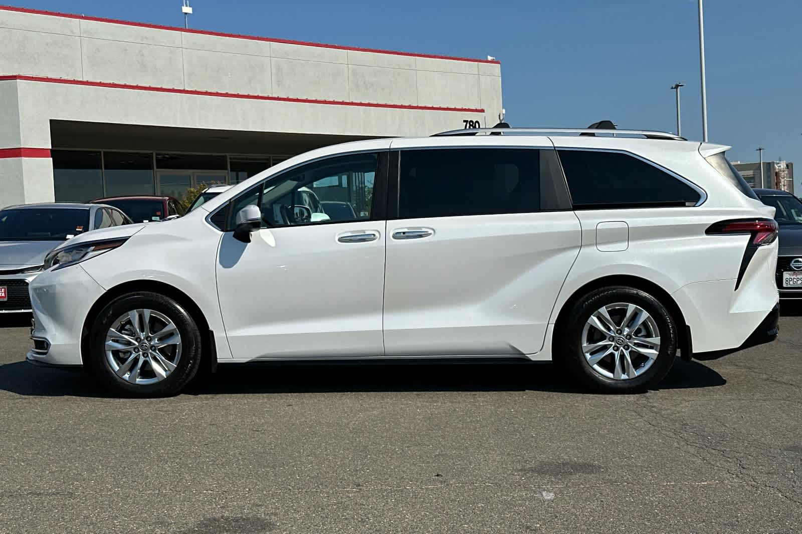 Thumbnail: 2023 Toyota Sienna - 9