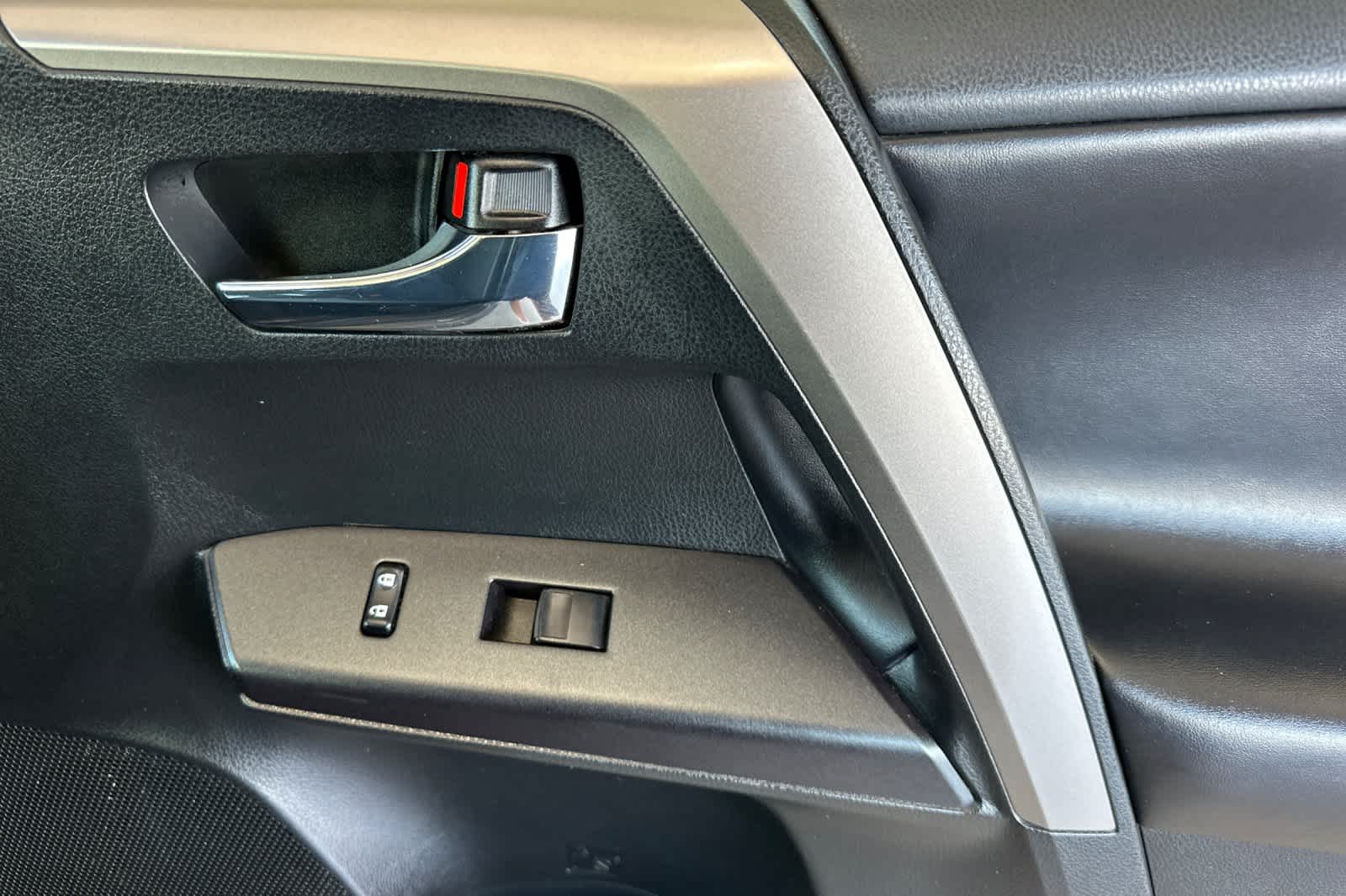 Thumbnail: 2018 Toyota RAV4 - 18