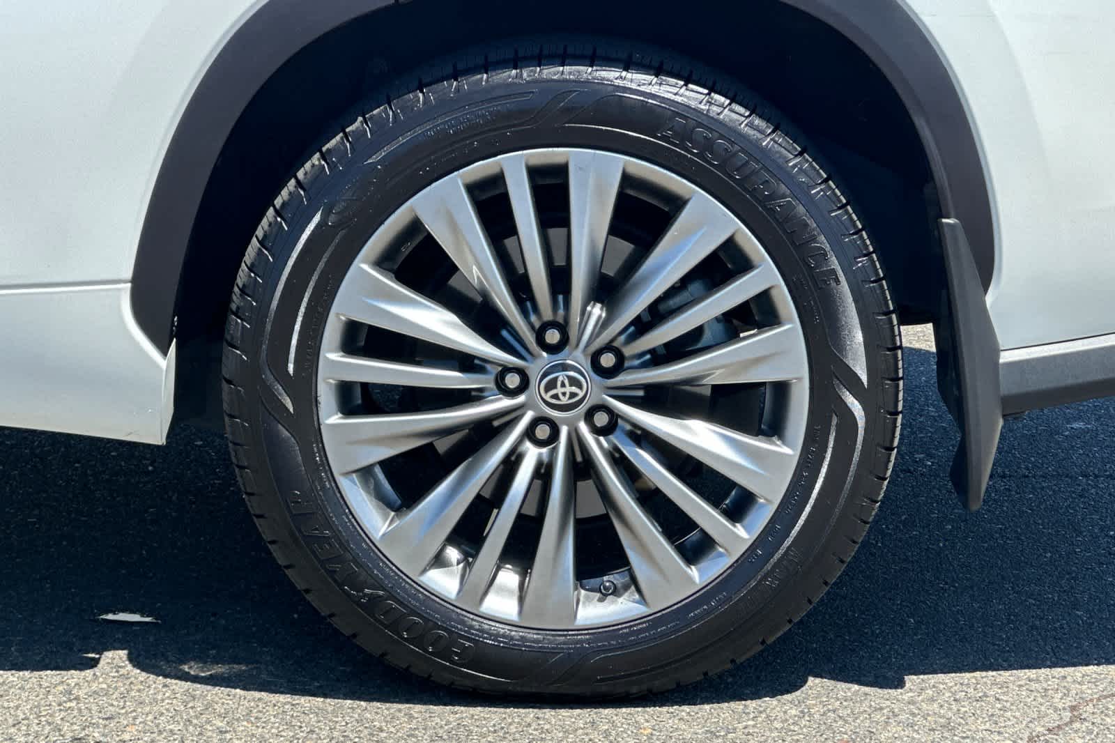 Thumbnail: 2020 Toyota Highlander - 32
