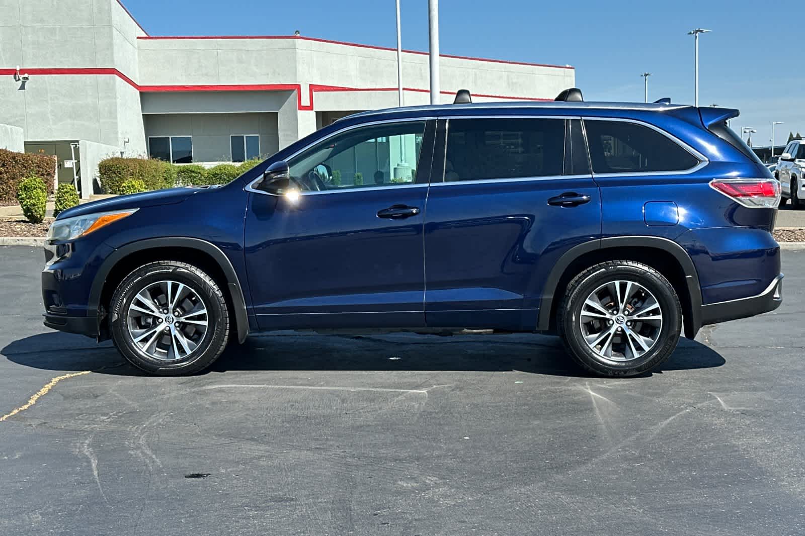 Thumbnail: 2016 Toyota Highlander - 9