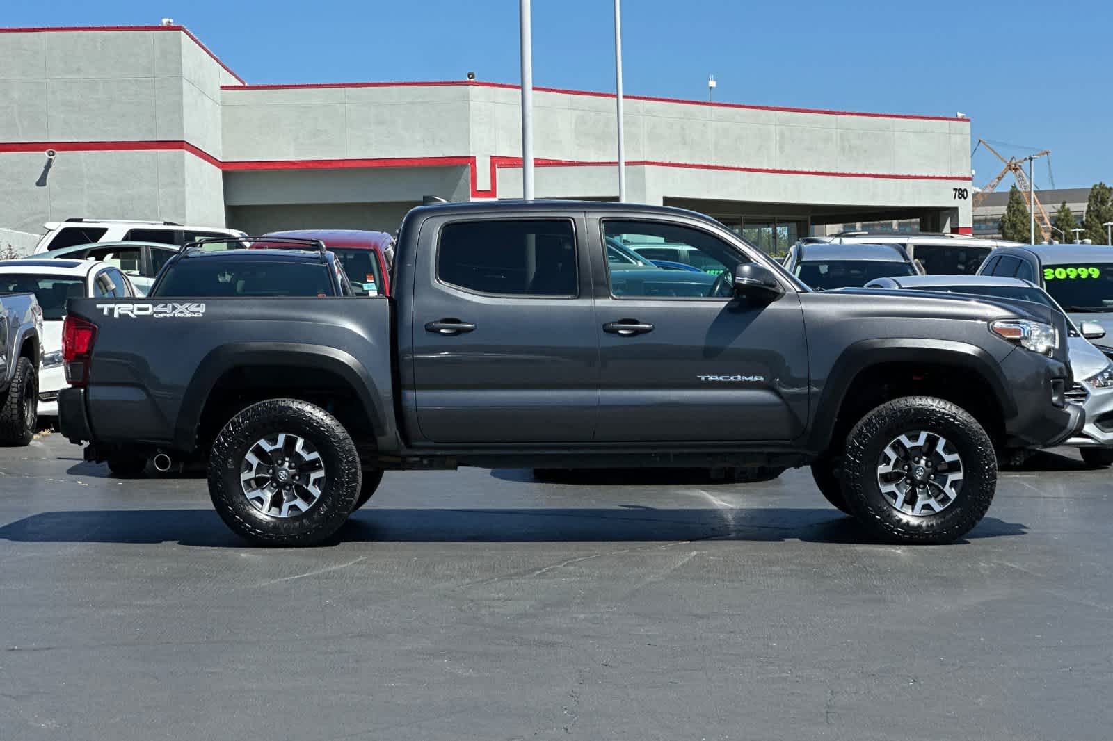 Thumbnail: 2019 Toyota Tacoma - 6