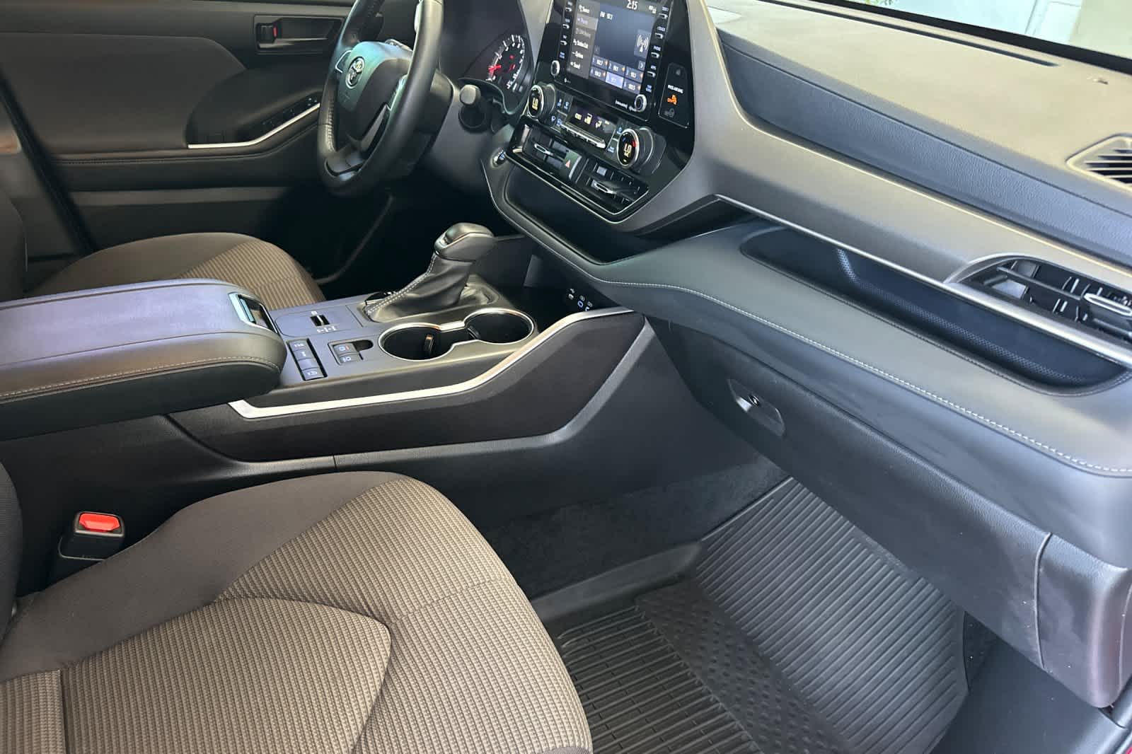 2022 Toyota Highlander LE 17