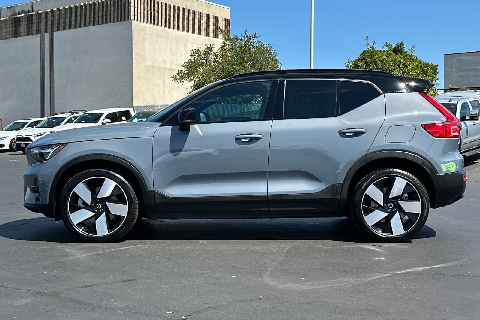 Thumbnail: 2023 Volvo XC40 - 9