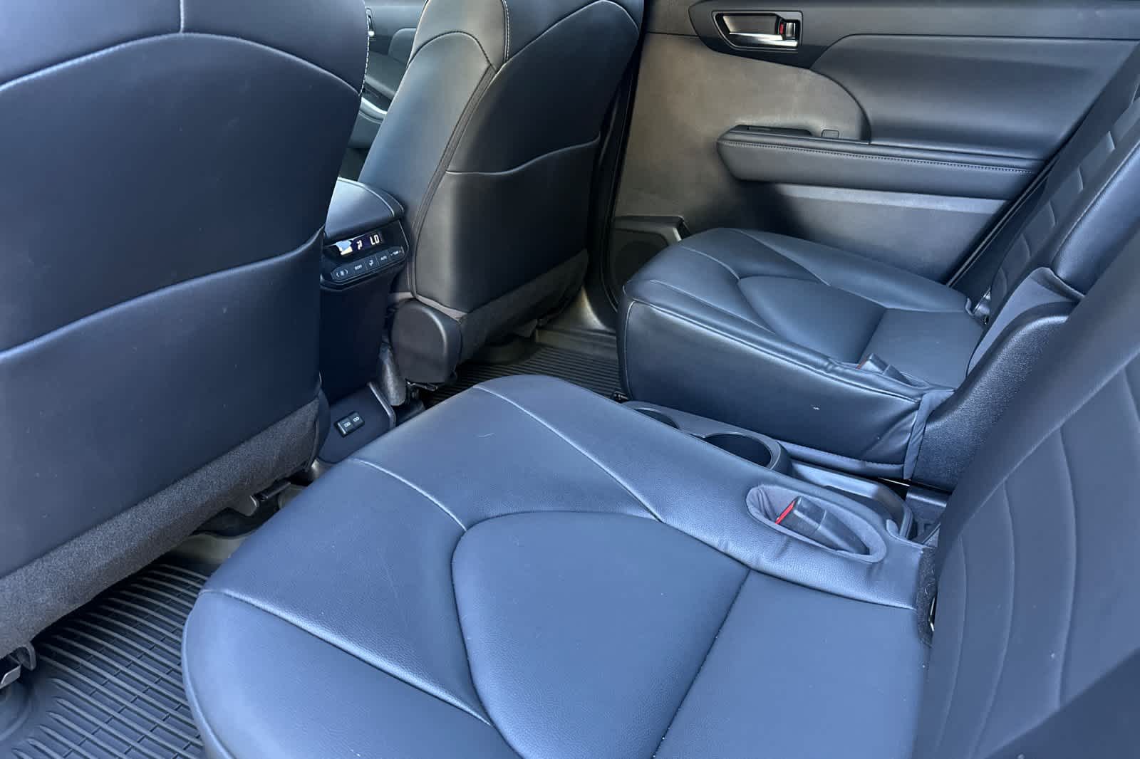 Thumbnail: 2022 Toyota Highlander - 3
