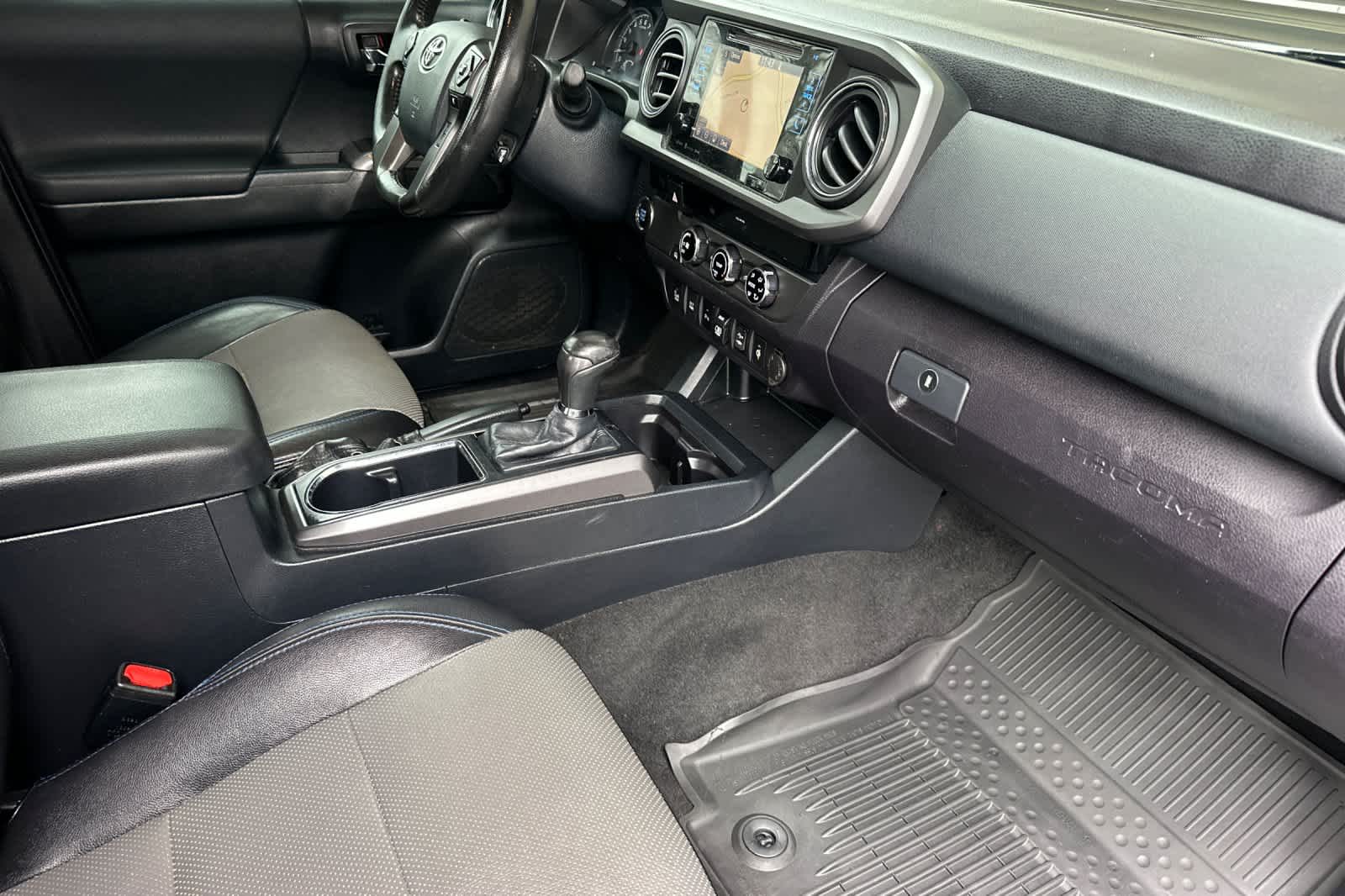 Thumbnail: 2018 Toyota Tacoma - 15