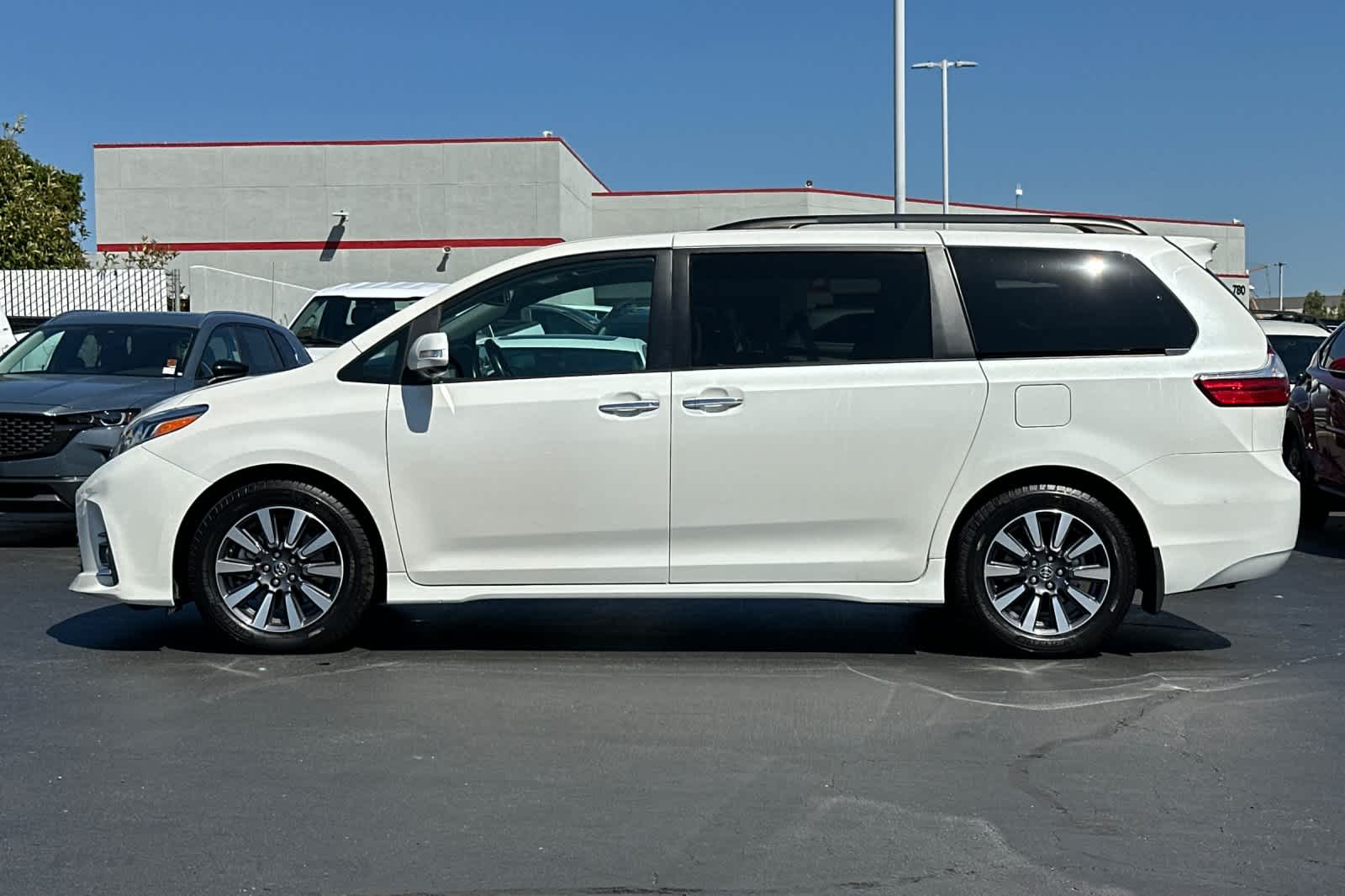 Thumbnail: 2019 Toyota Sienna - 9