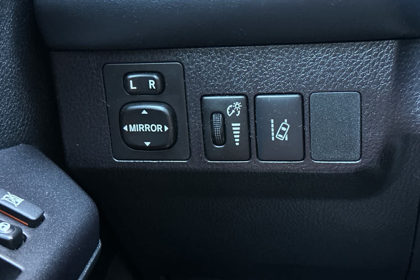 Thumbnail: 2018 Toyota RAV4 - 29