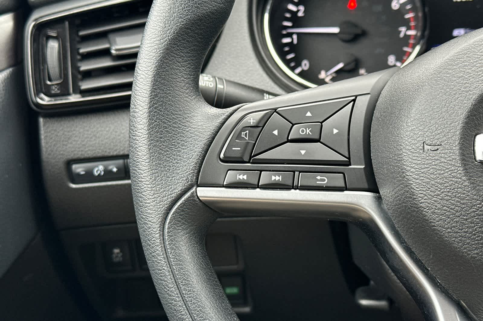 Thumbnail: 2022 Nissan Rogue Sport - 25