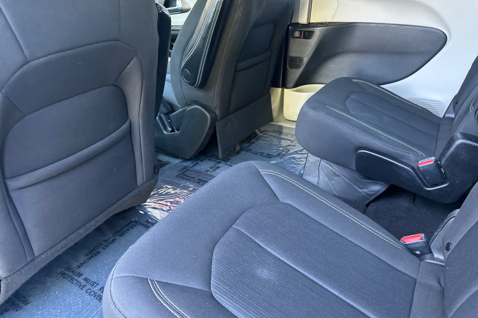 Thumbnail: 2022 Chrysler Voyager - 4