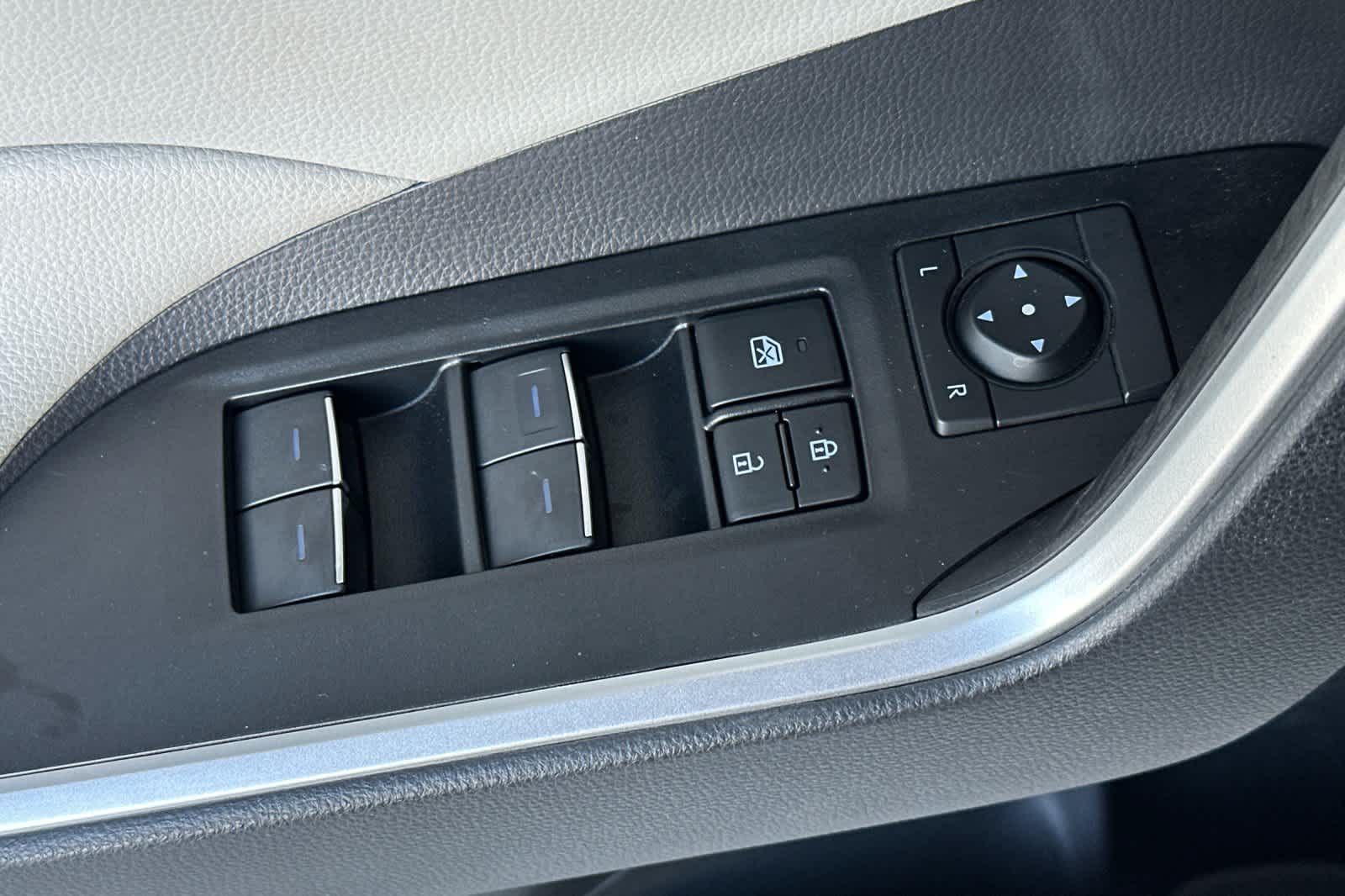 Thumbnail: 2022 Toyota RAV4 - 13