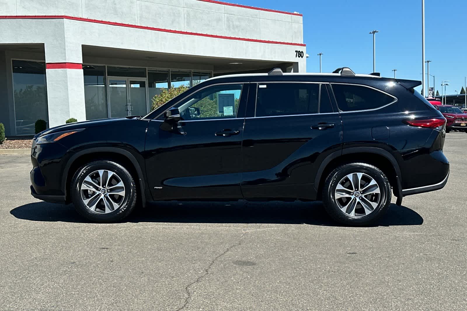 Thumbnail: 2022 Toyota Highlander - 8