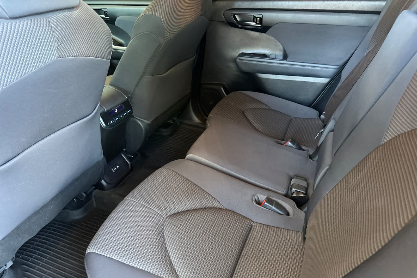 2022 Toyota Highlander LE 4