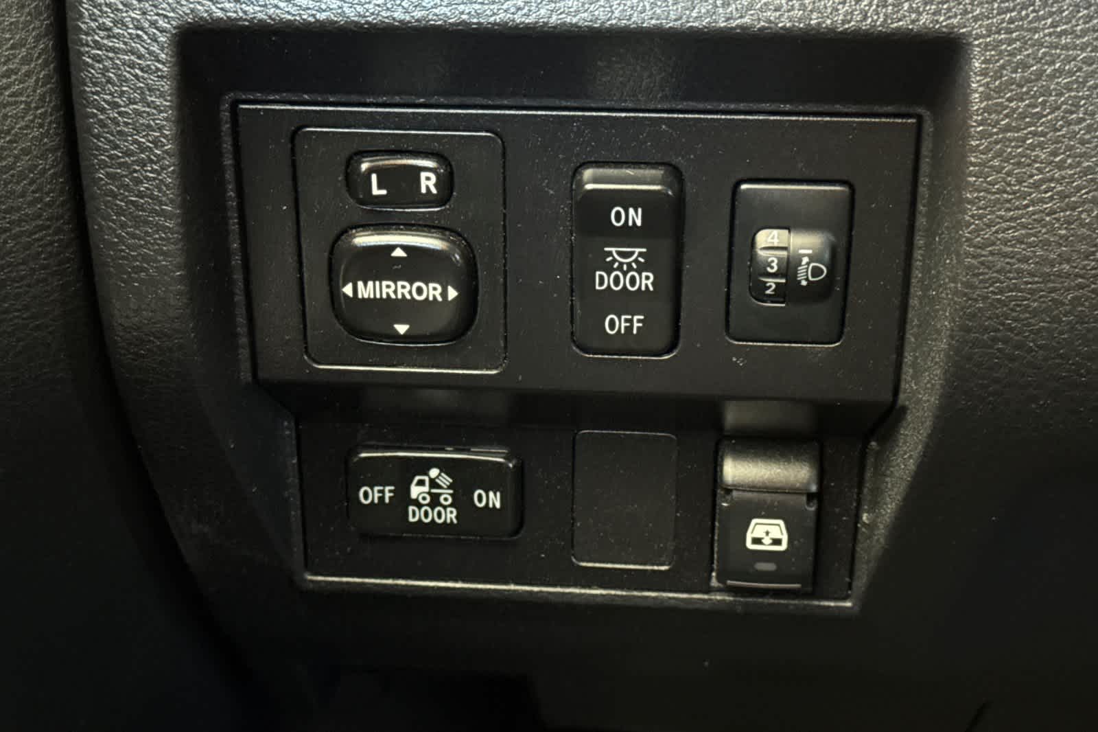 Thumbnail: 2016 Toyota Tundra - 29
