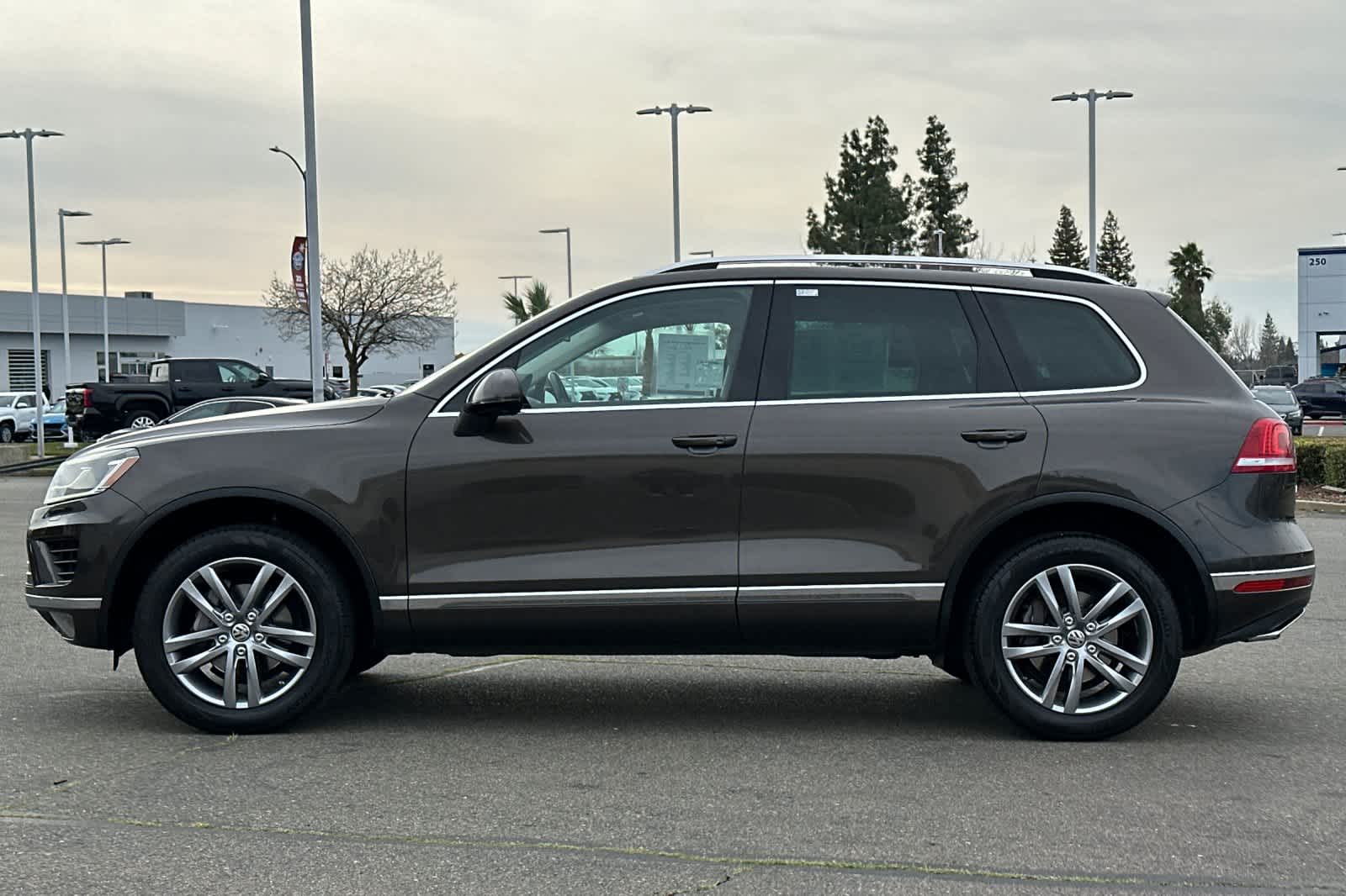 Thumbnail: 2016 Volkswagen Touareg - 9