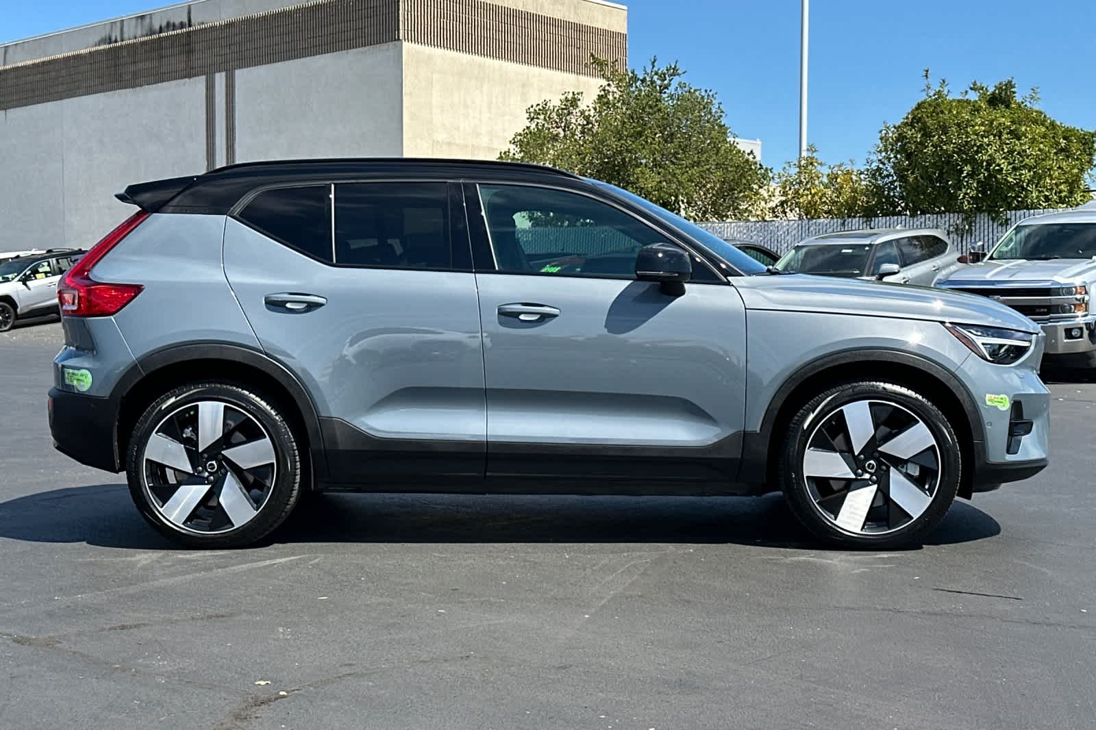 Thumbnail: 2023 Volvo XC40 - 6