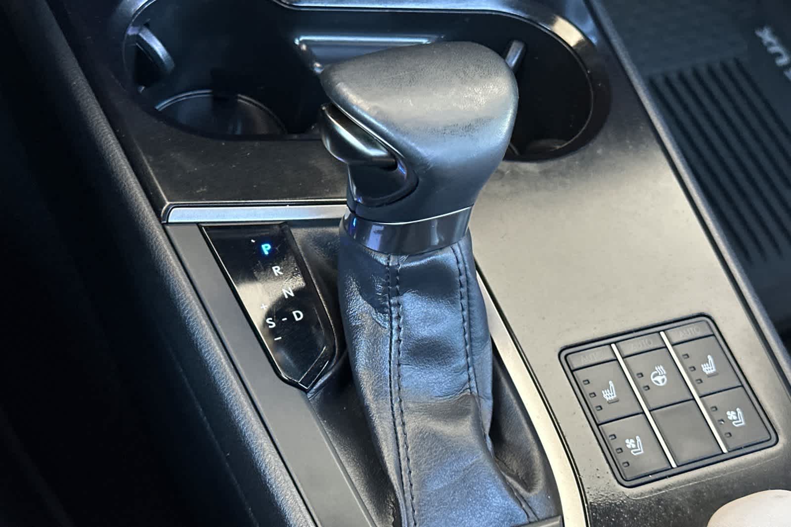 Thumbnail: 2023 Lexus UX - 22