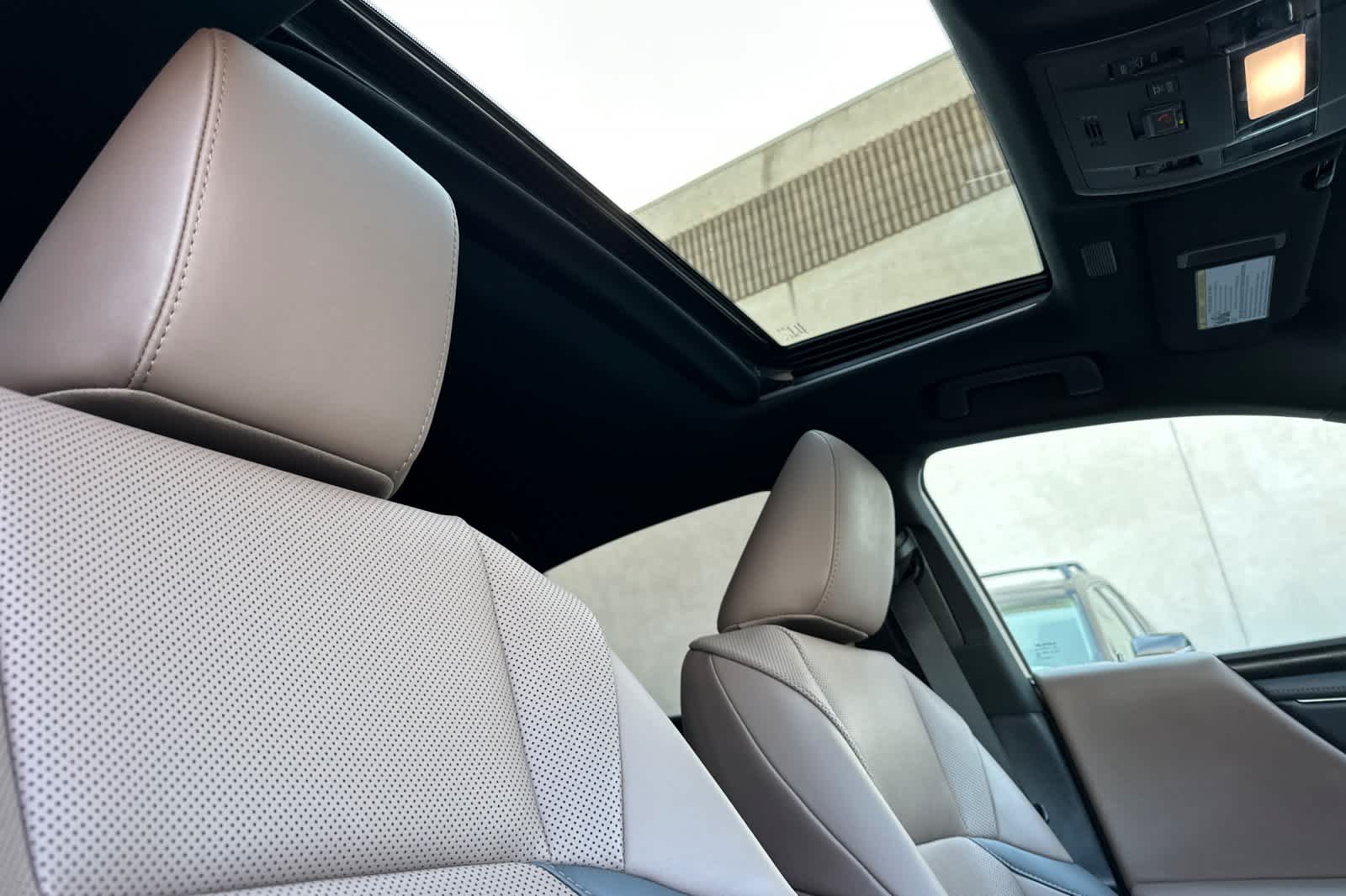 Thumbnail: 2022 Lexus ES - 17