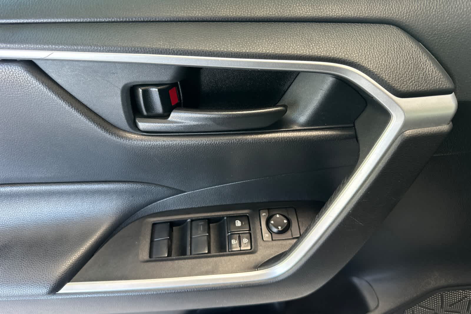 2020 Toyota RAV4 LE 12