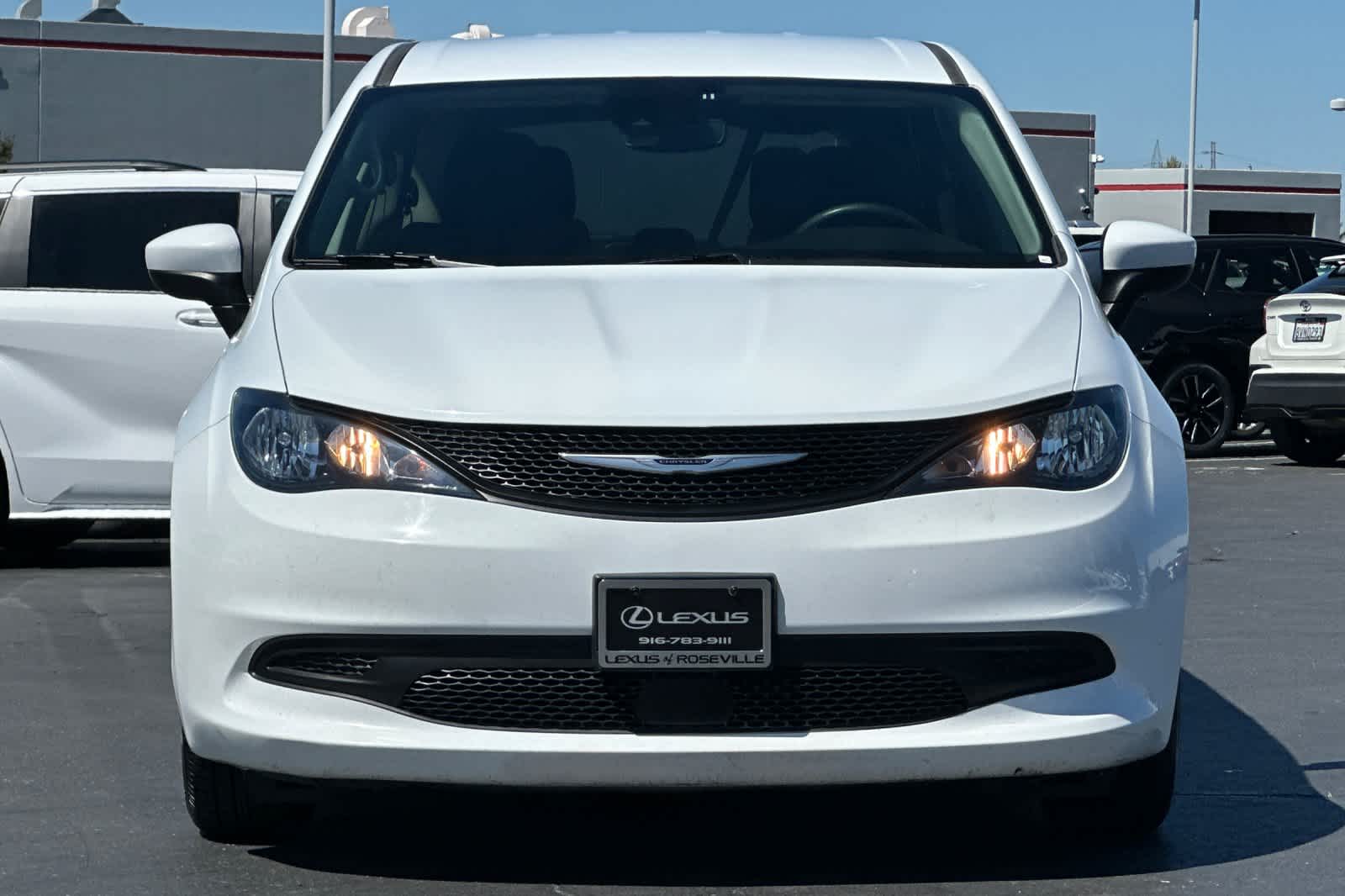 Thumbnail: 2022 Chrysler Voyager - 10