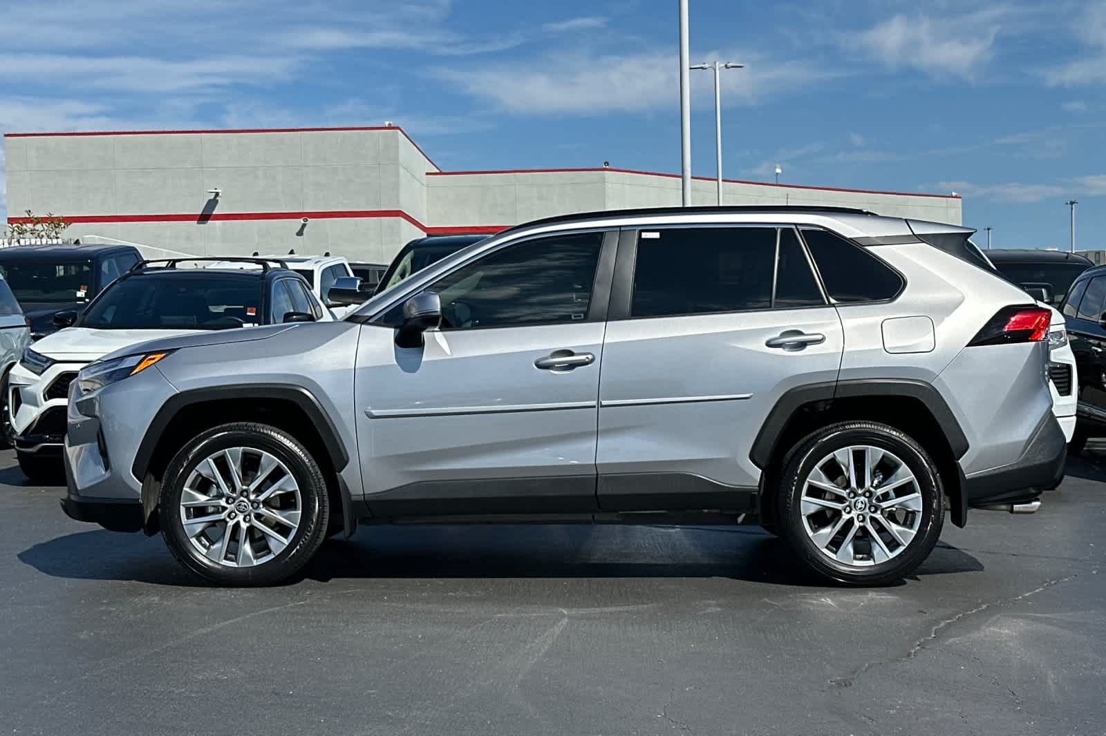 Thumbnail: 2022 Toyota RAV4 - 9
