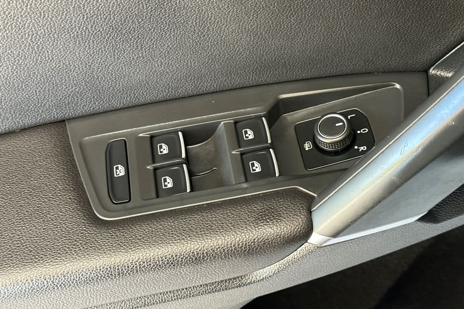 Thumbnail: 2018 Volkswagen Tiguan - 13