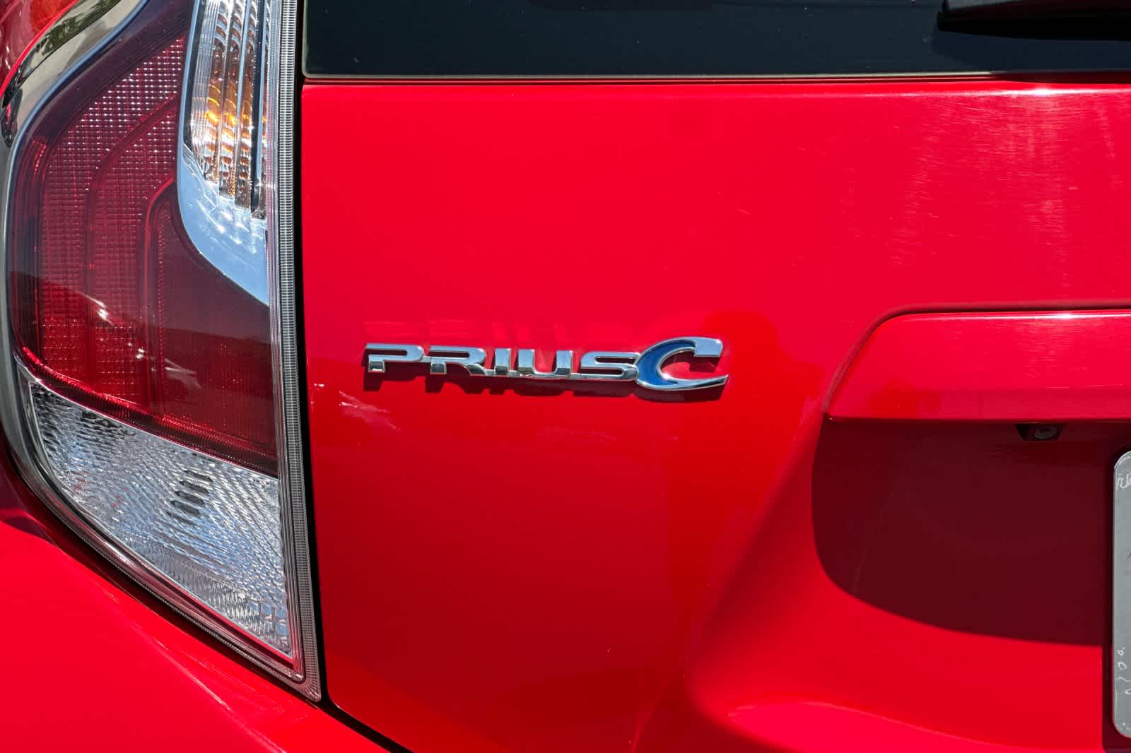 Thumbnail: 2015 Toyota Prius c - 32