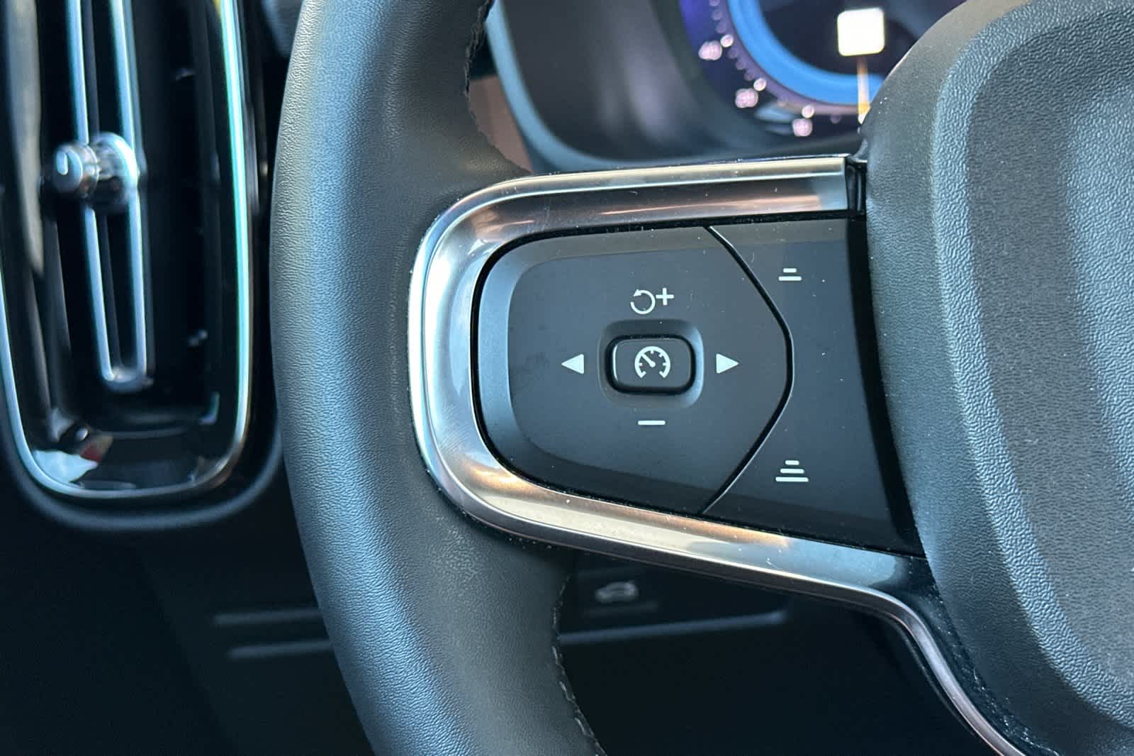 Thumbnail: 2023 Volvo XC40 - 27