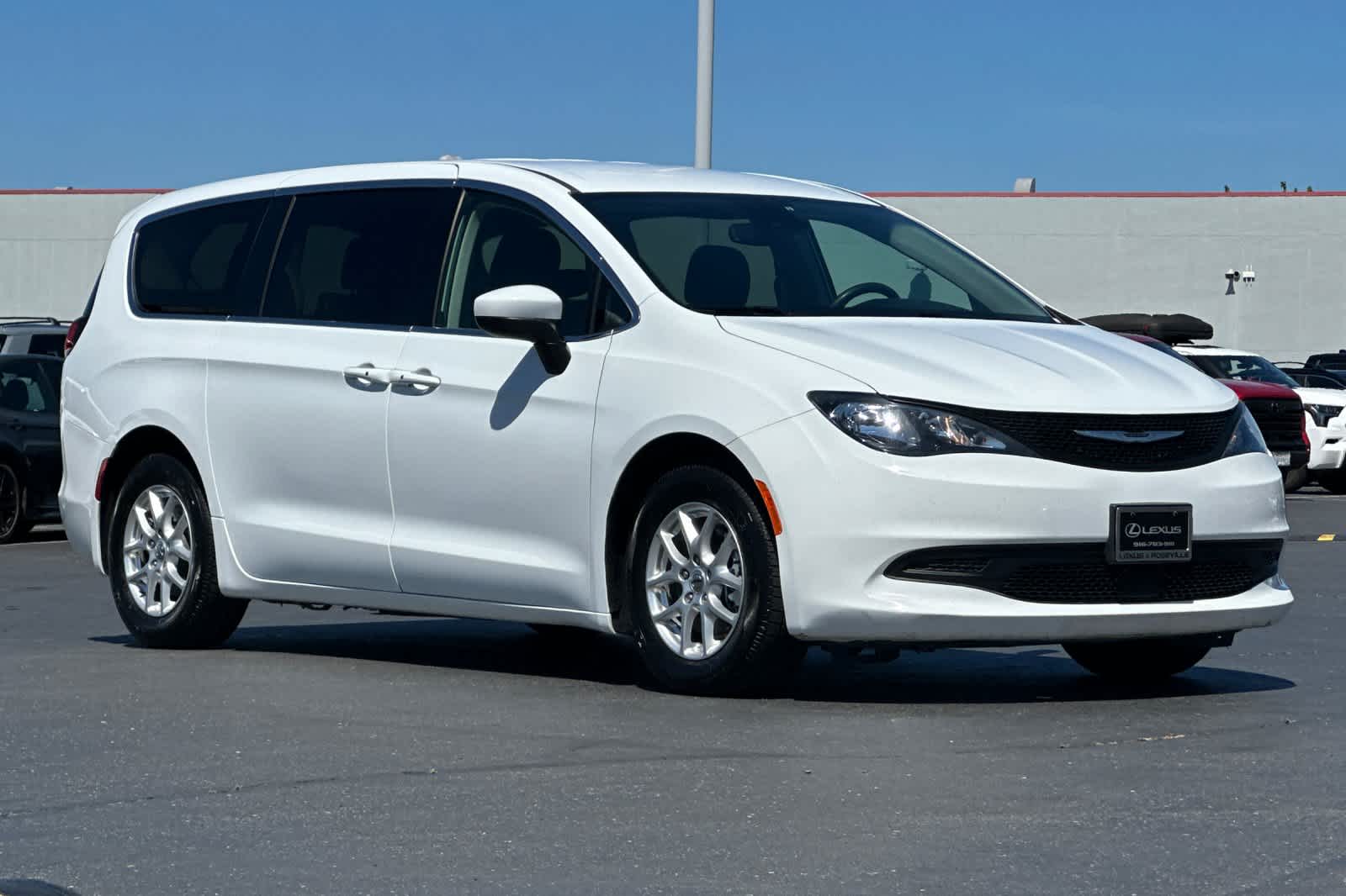 Thumbnail: 2022 Chrysler Voyager - 5