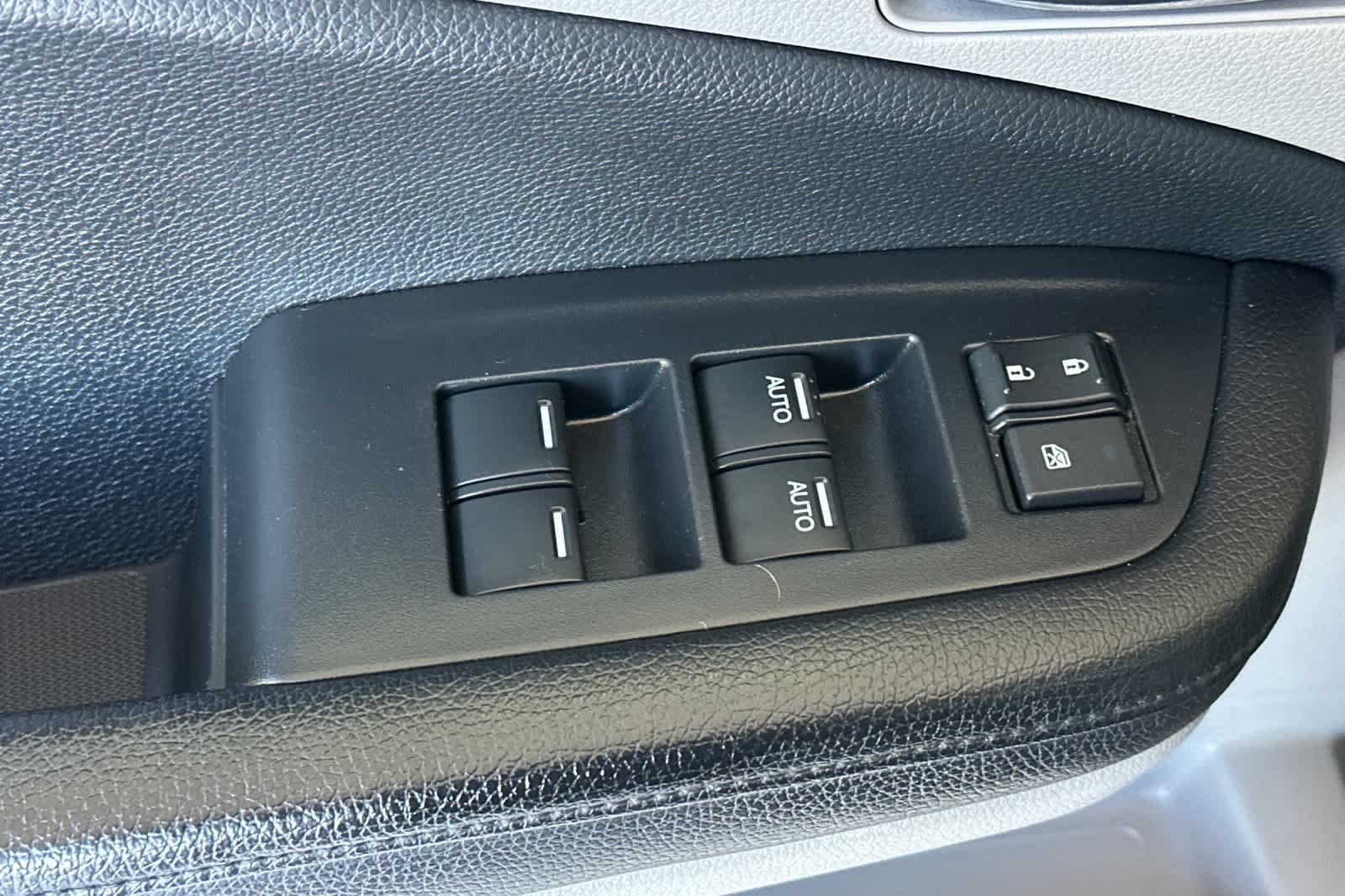 Thumbnail: 2017 Honda Pilot - 13
