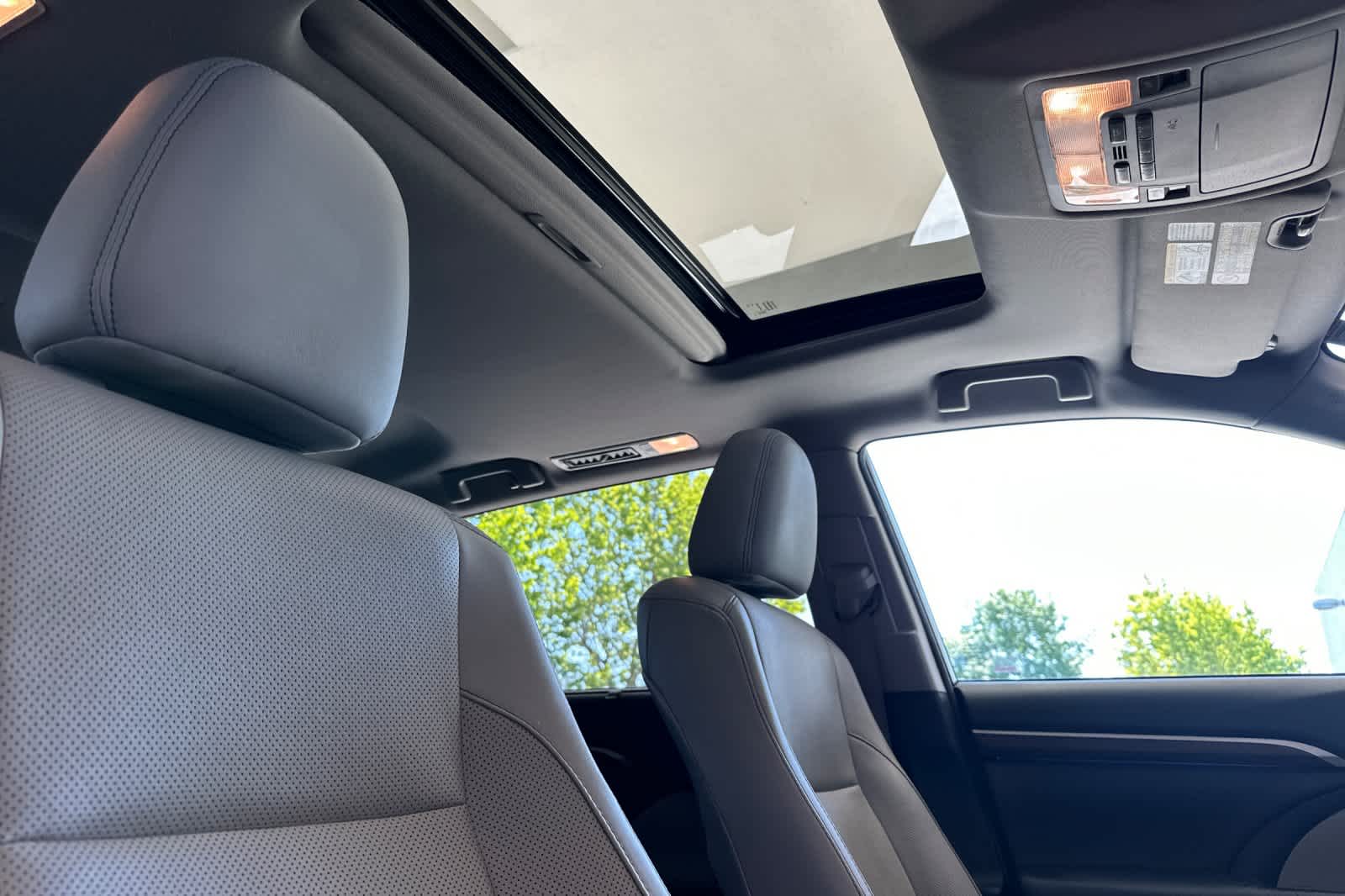 Thumbnail: 2014 Toyota Highlander - 18