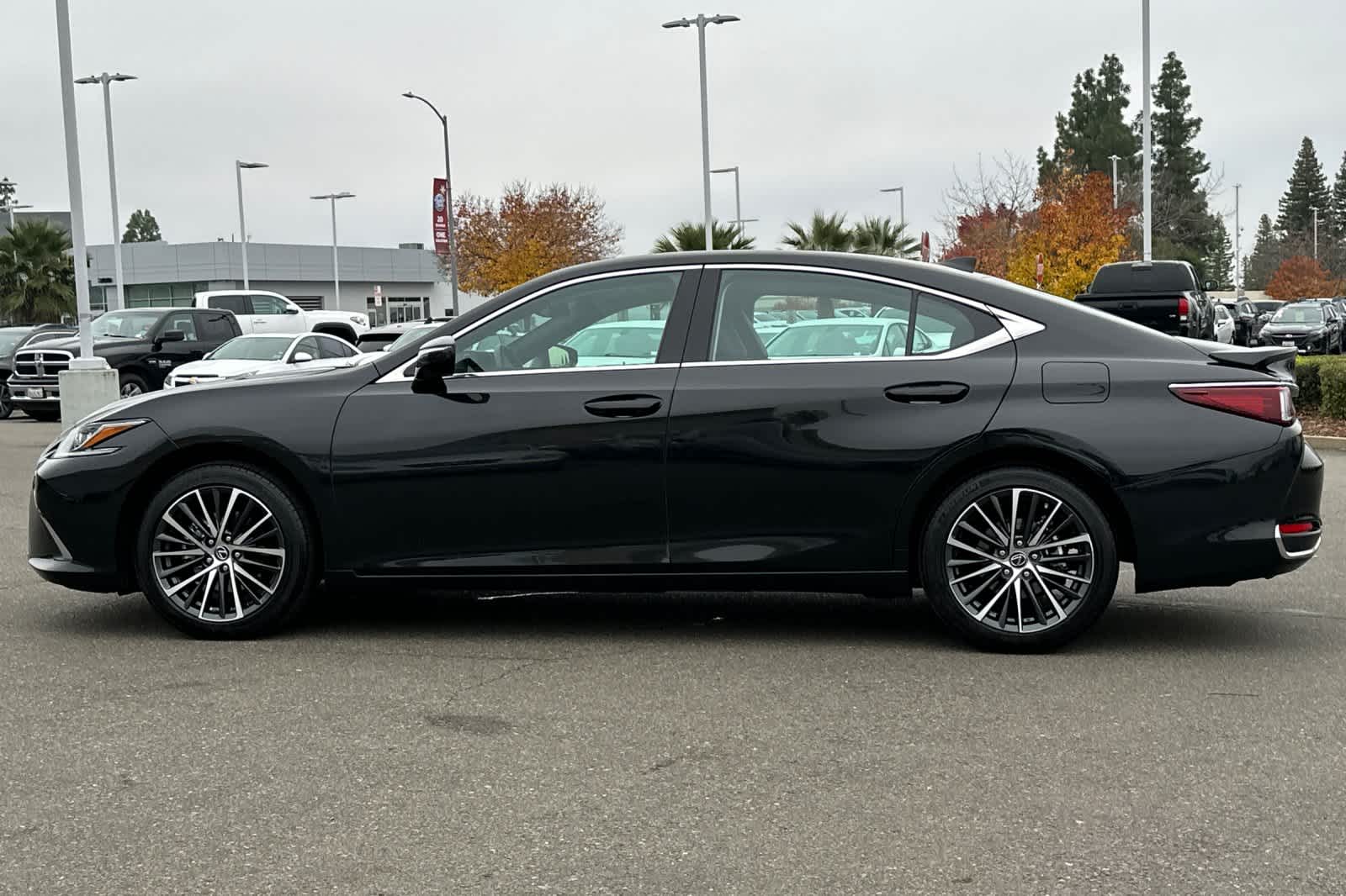 Thumbnail: 2024 Lexus ES - 9