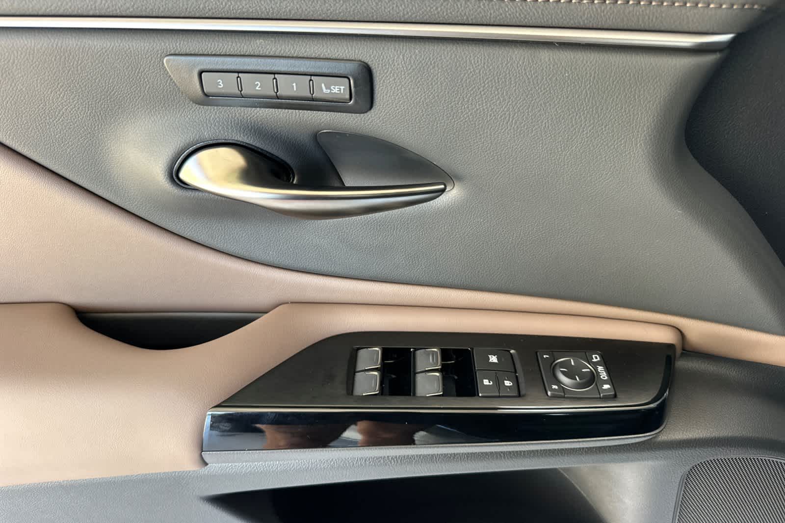 Thumbnail: 2025 Lexus ES - 12