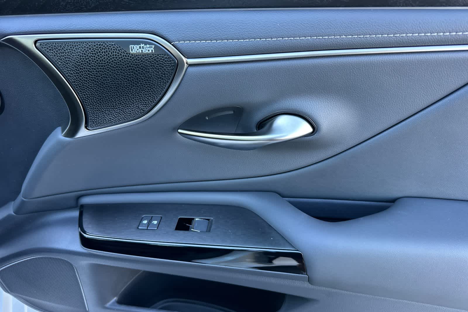 Thumbnail: 2025 Lexus ES - 18