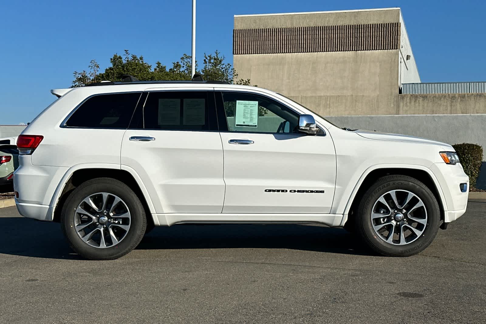 Thumbnail: 2017 Jeep Grand Cherokee - 6