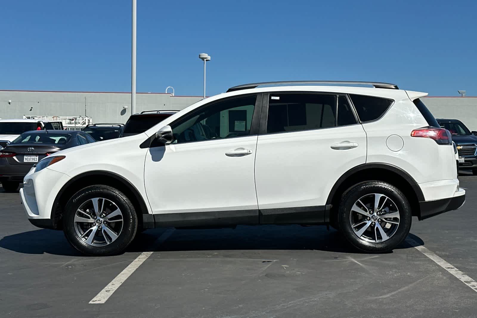 Thumbnail: 2018 Toyota RAV4 - 9