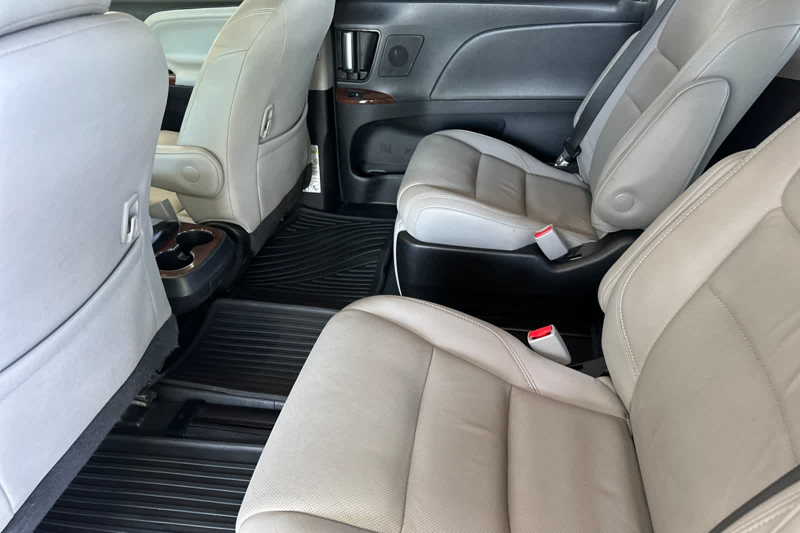 Thumbnail: 2019 Toyota Sienna - 4