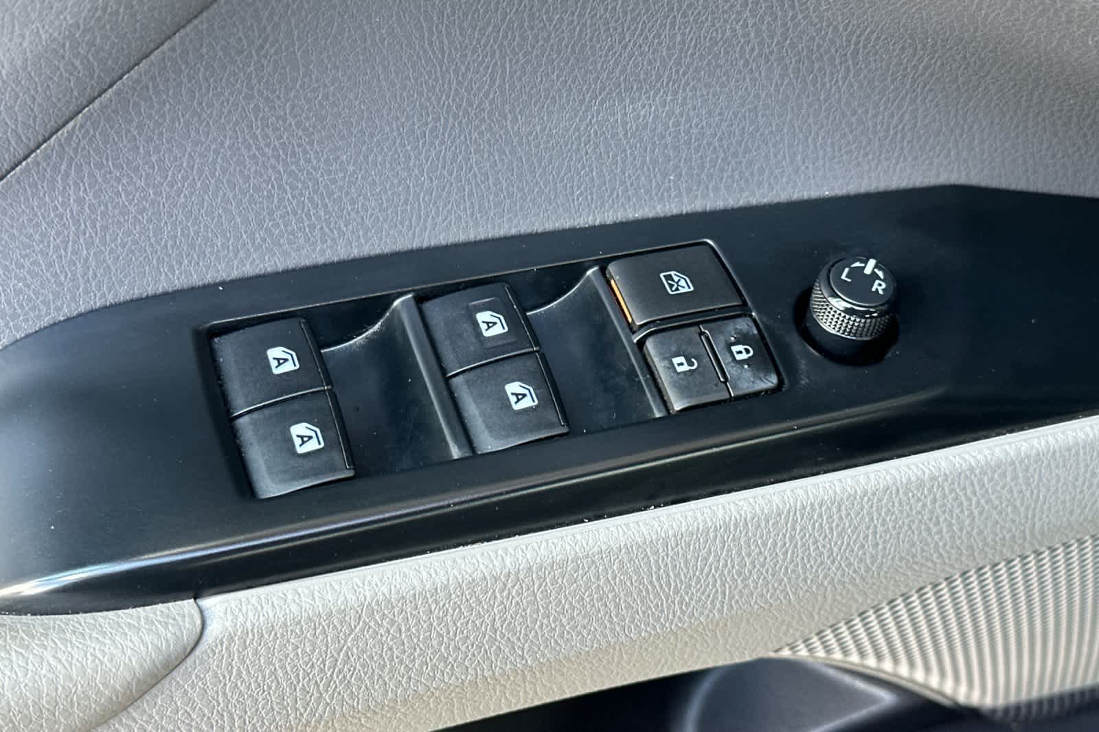 Thumbnail: 2019 Toyota Camry - 13