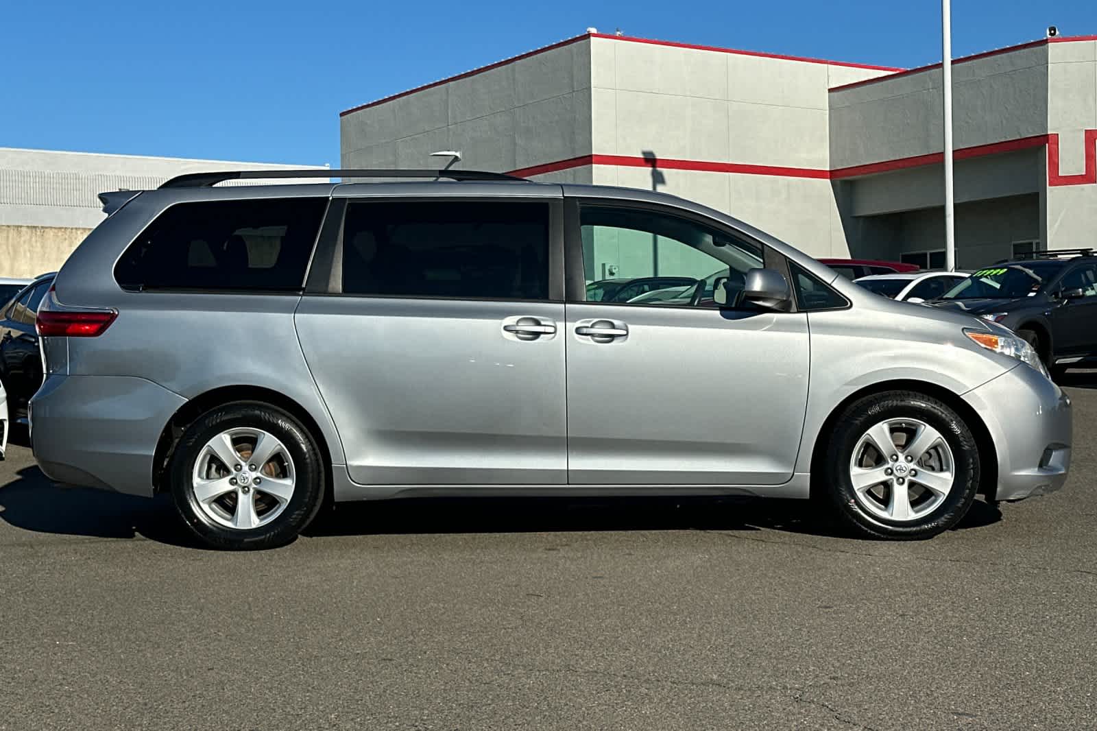 Thumbnail: 2015 Toyota Sienna - 6