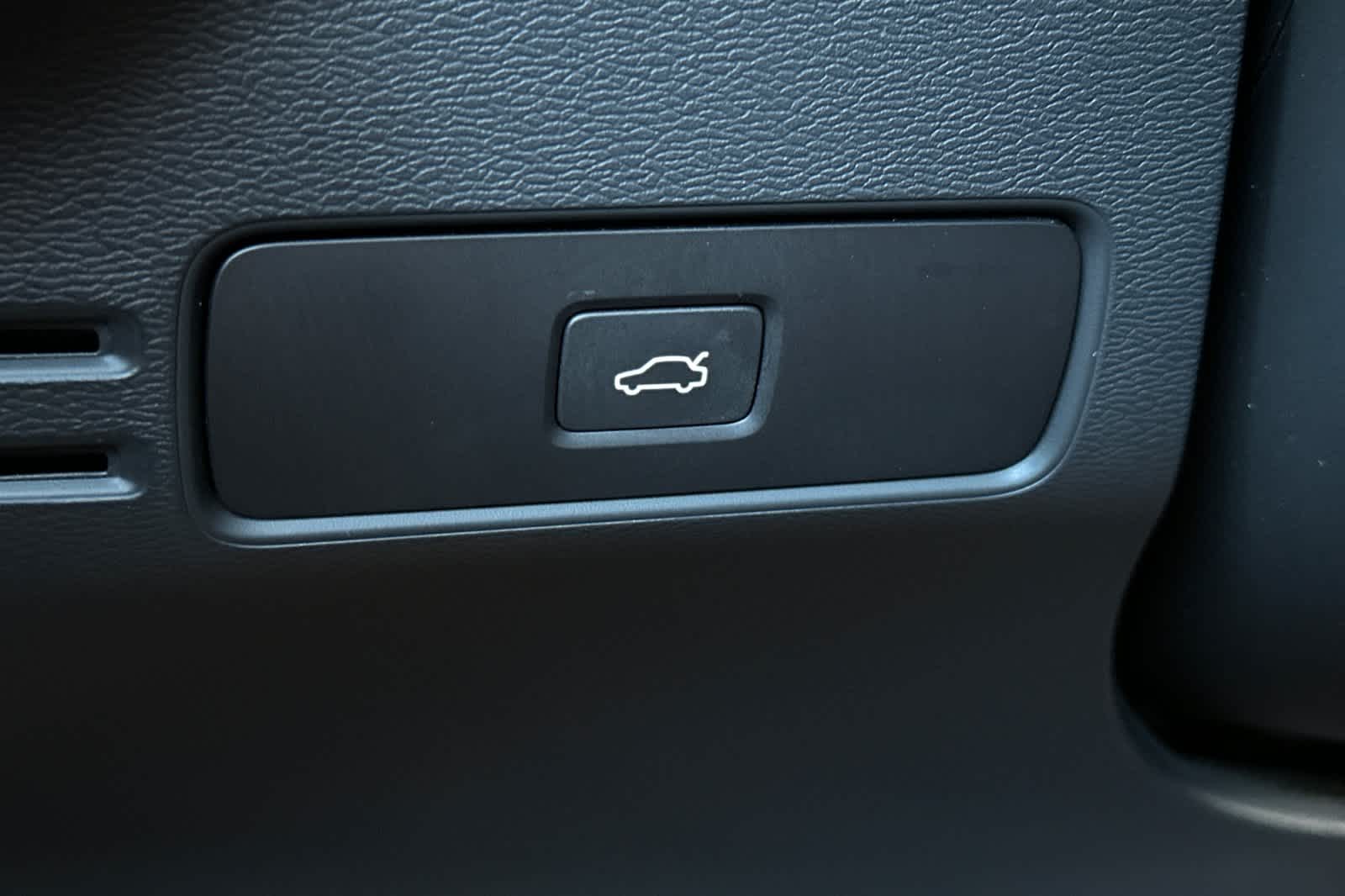 Thumbnail: 2023 Volvo XC40 - 30